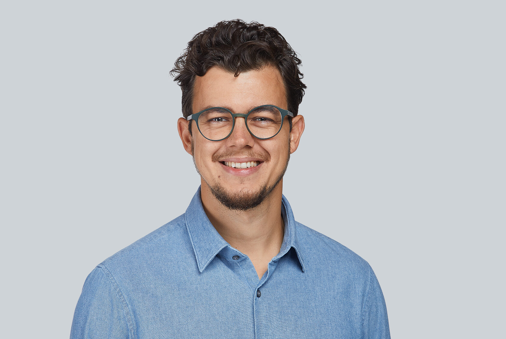 1_Django_Portrait-Brunnen2021__WEB_1920px_72dpi_sRGB