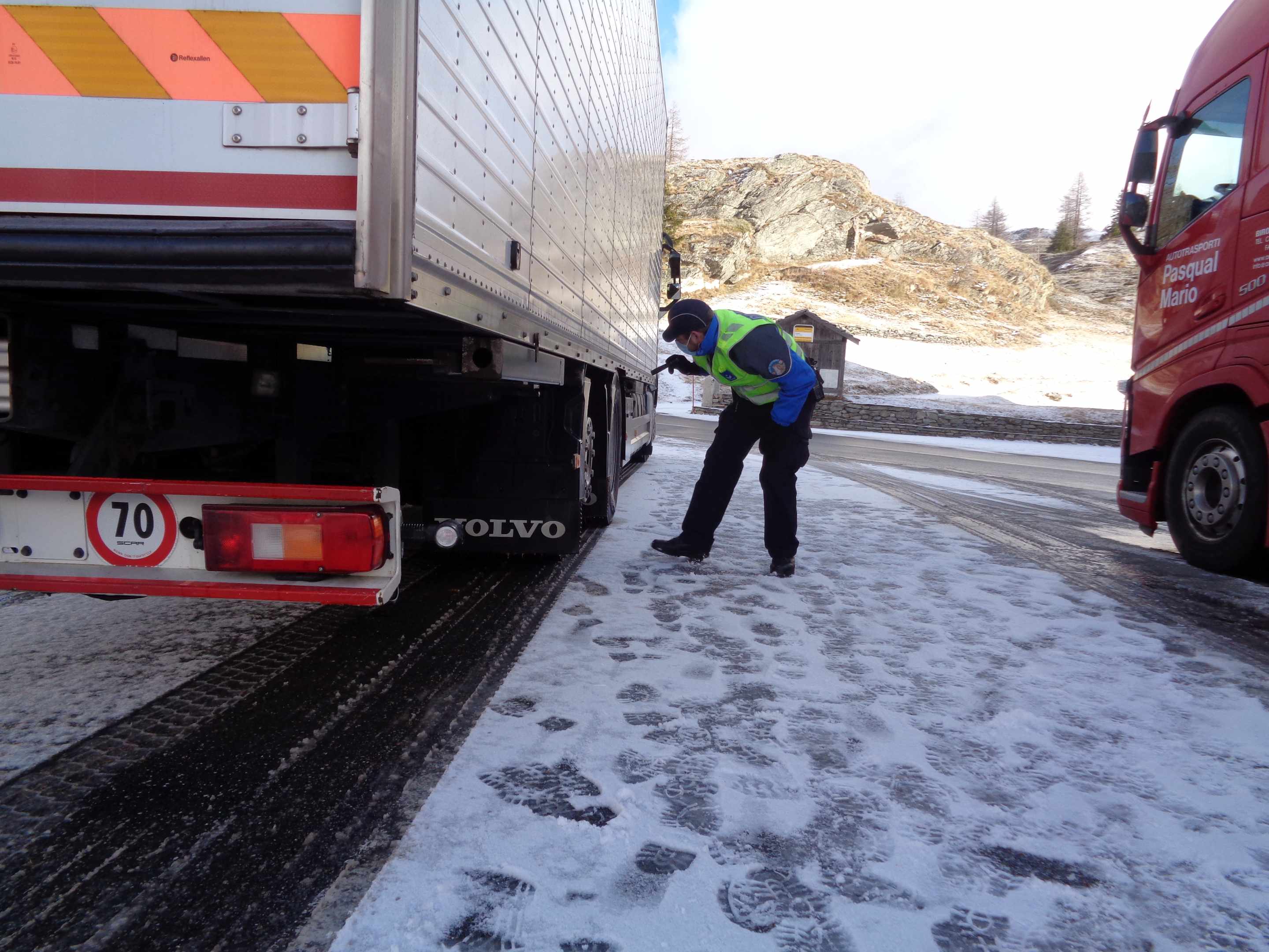 Schwerverkehrskontrollen auf dem Simplon-Pass