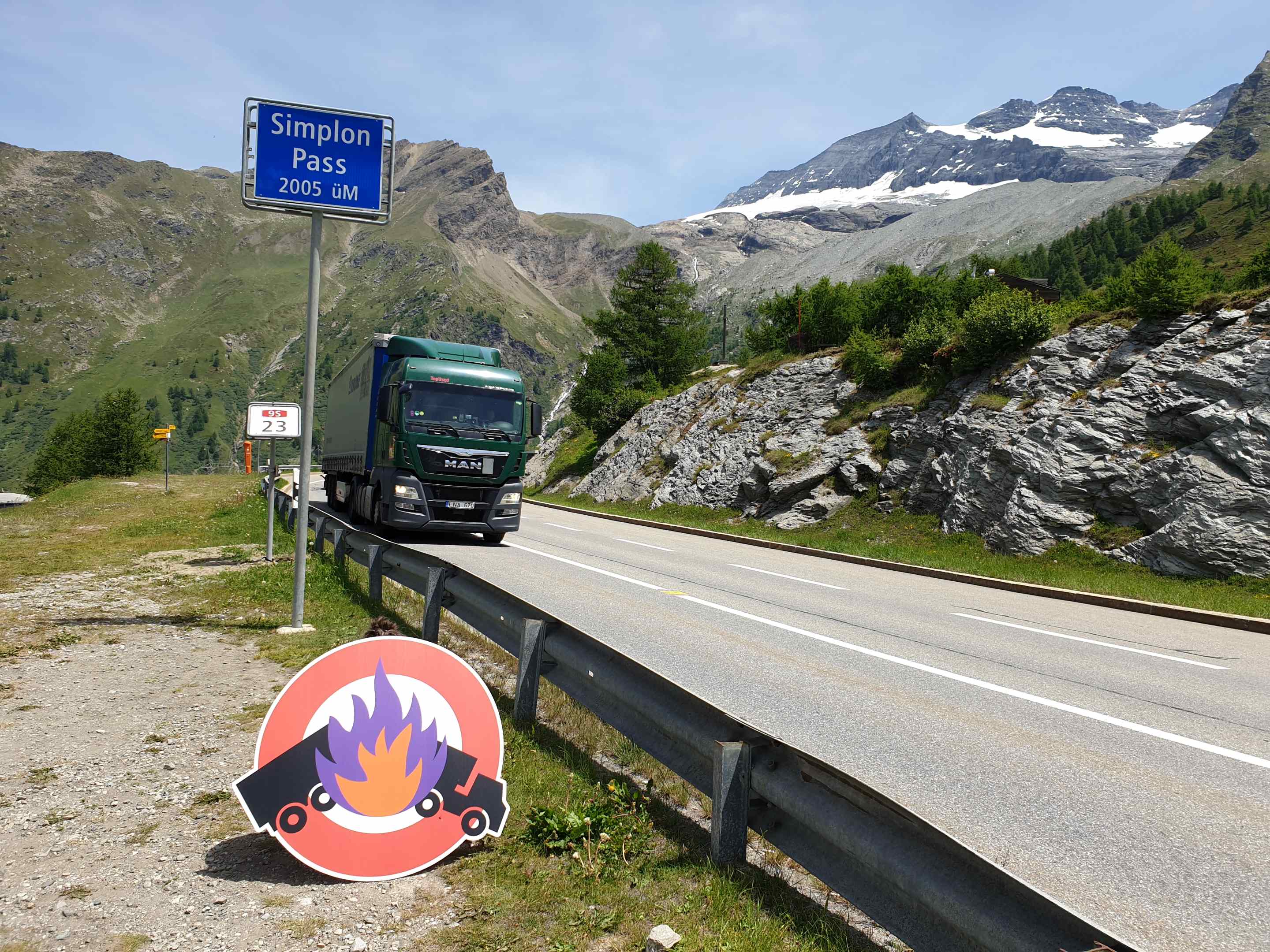 Simplon-Pass mit Warnschild