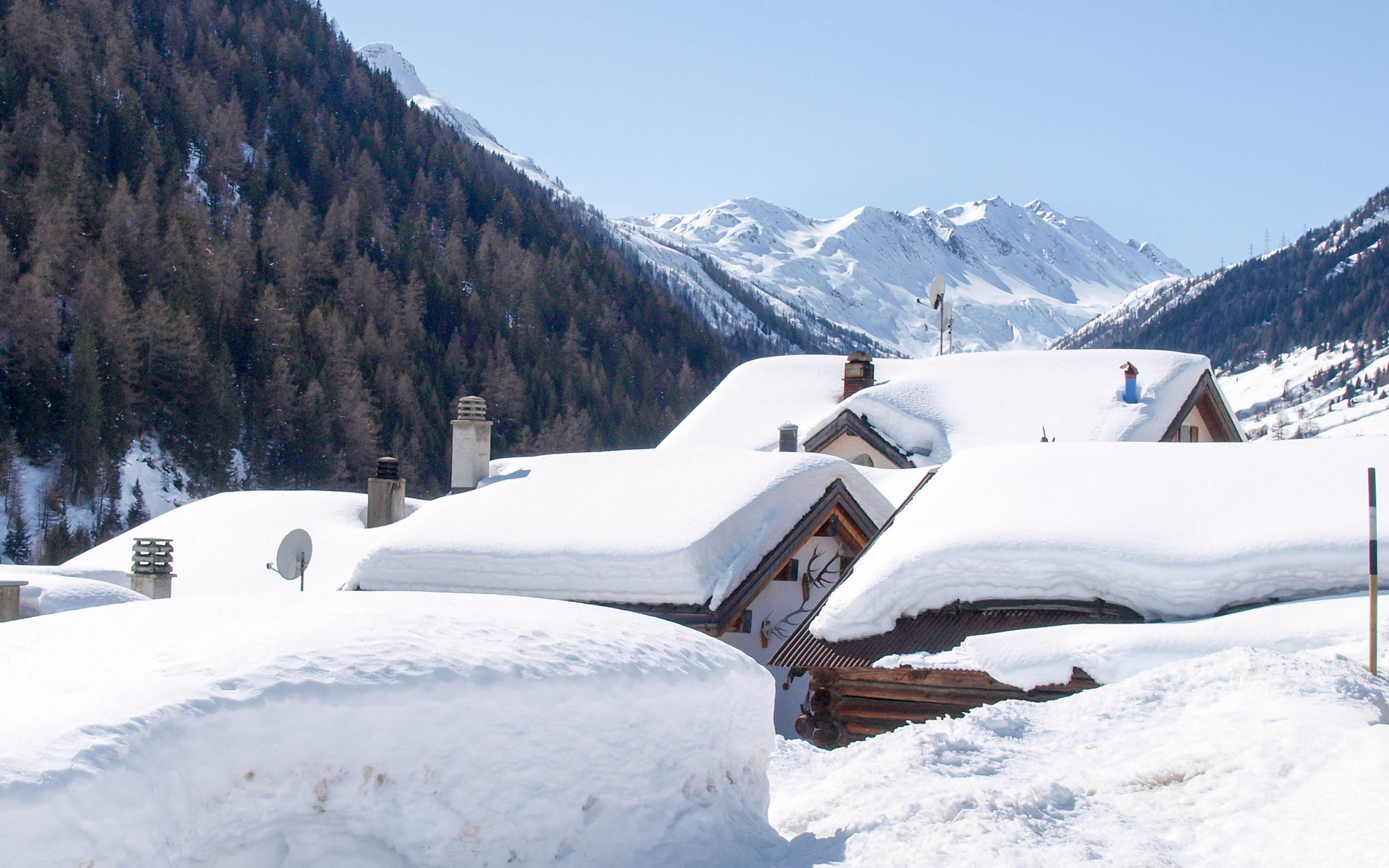 Vernscheites Dorf im Bedrettotal im Tessin
