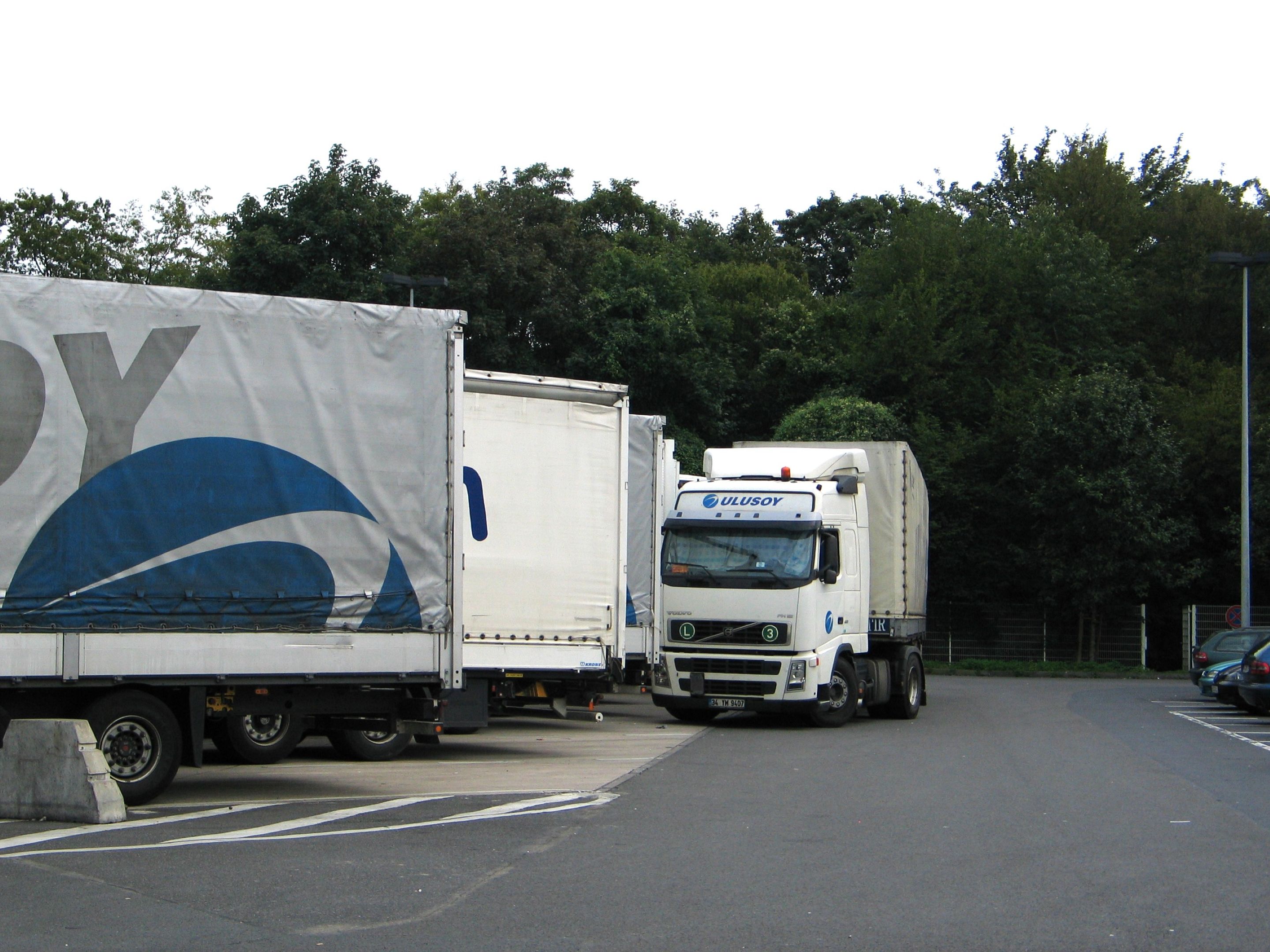 Lastwagen auf Raststätte