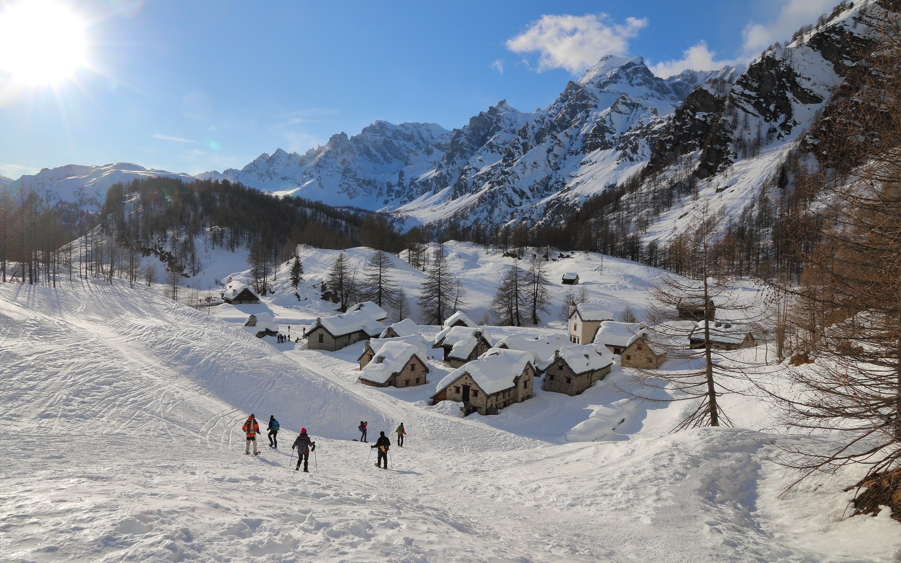 crampiolo-schneeschuhwandern-gruppe-gefuehrt-gross-dorf-2-min