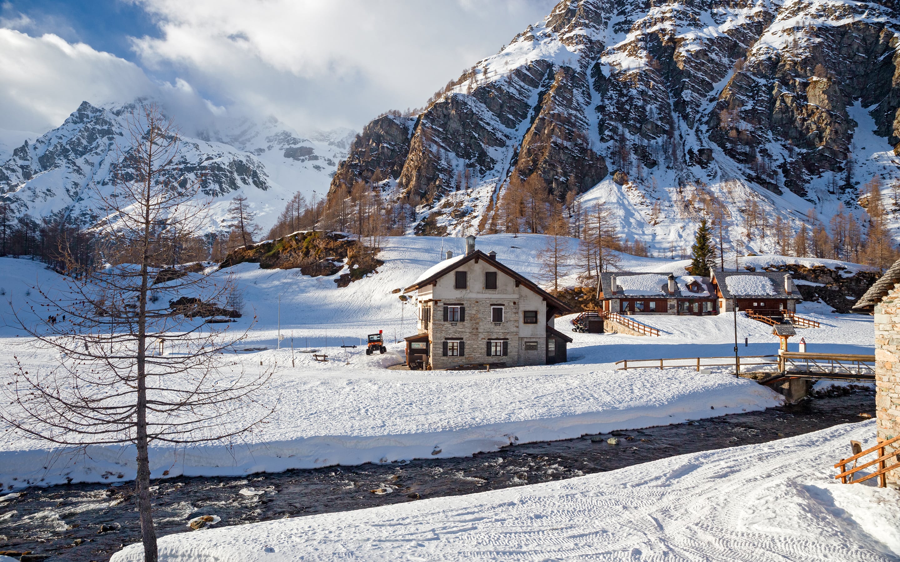 crampiolo-schneeschuhwandern-gruppe-gefuehrt-gross-haus-min