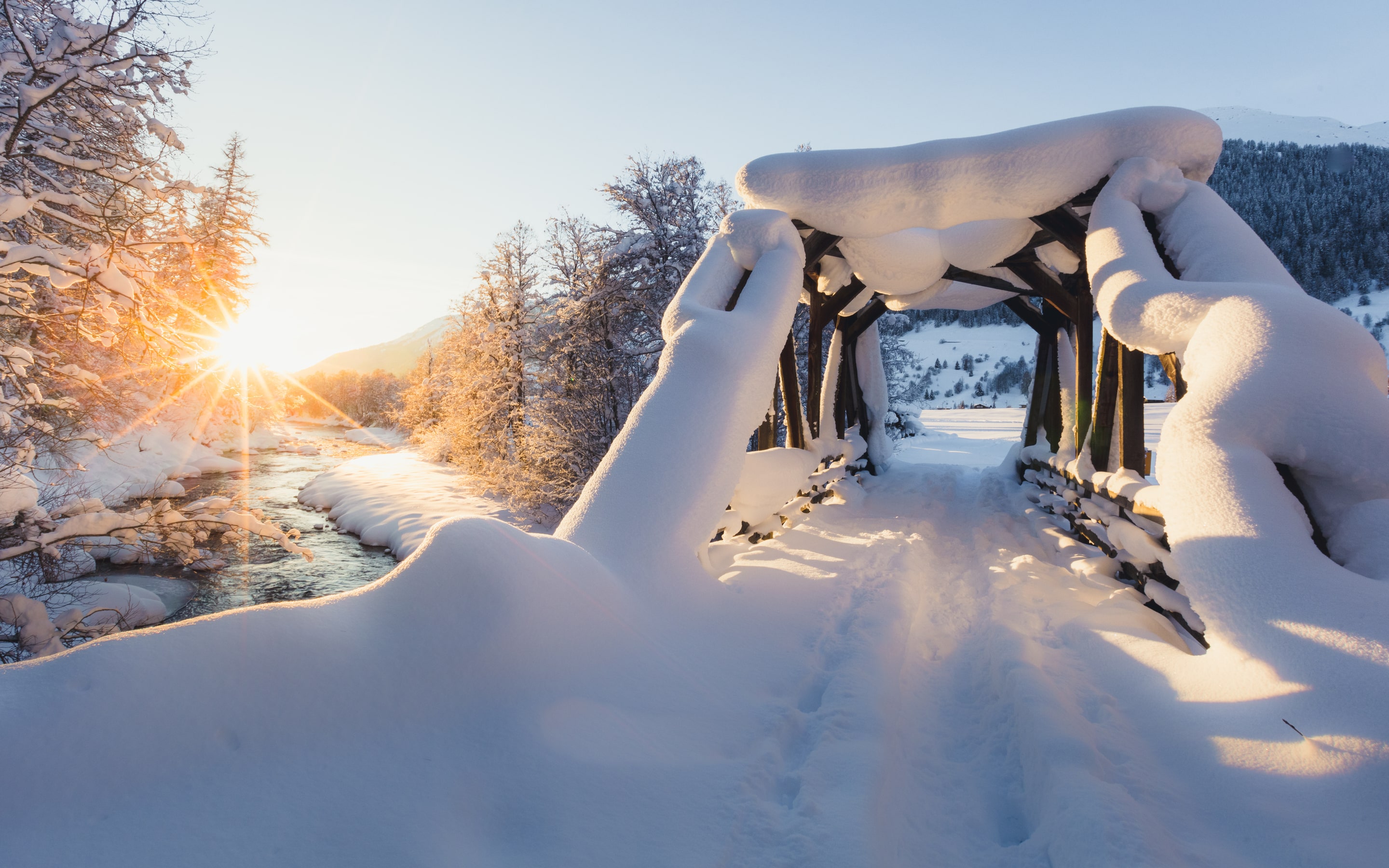 goms-bruecke-christian-pfammatter-schneeschuhtour-gruppe-gefuehrt_2880x1800xp-min