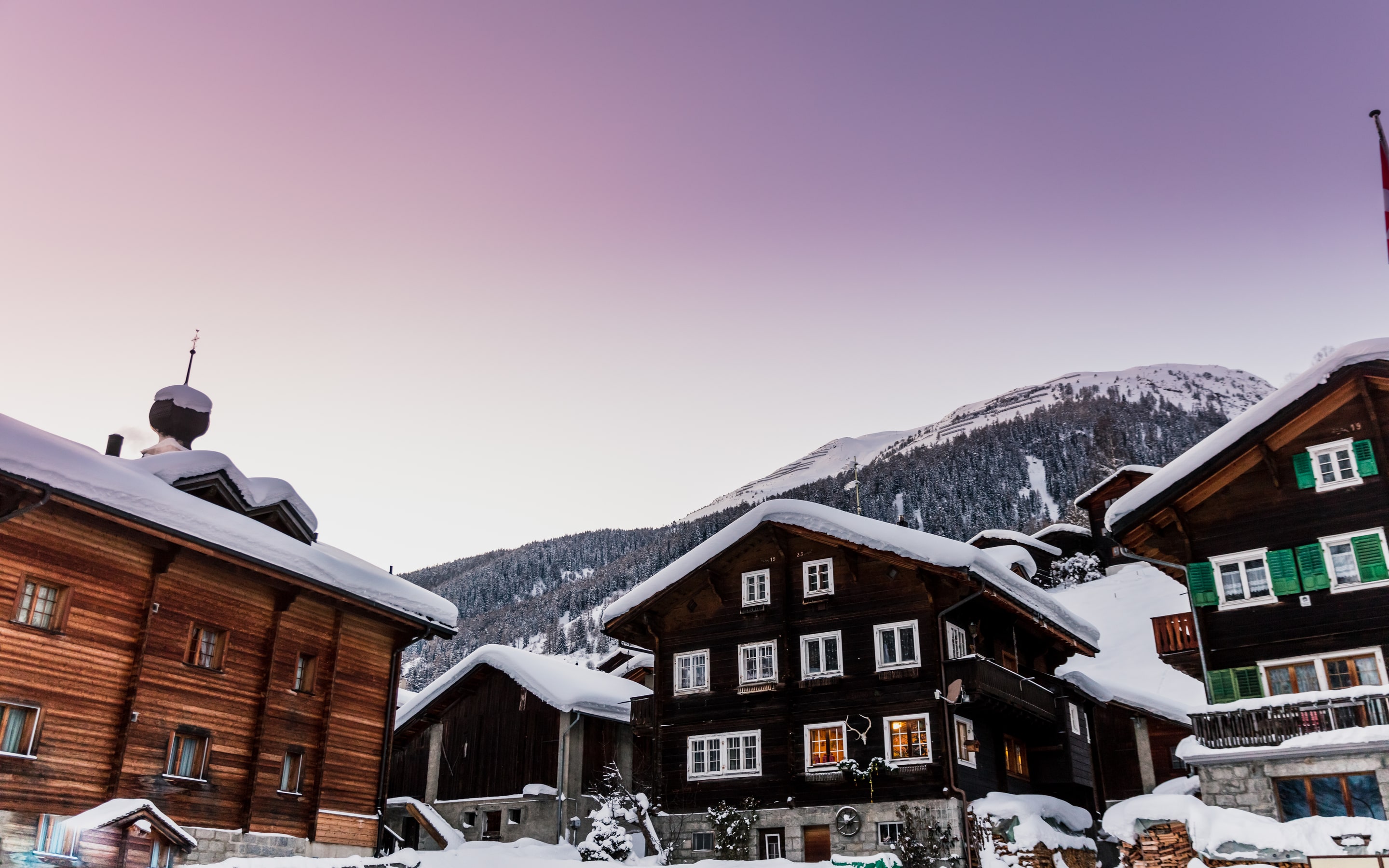 goms-dorf-christian-pfammatter-schneeschuhtour-gruppe-gefuehrt_2880x1800px-min