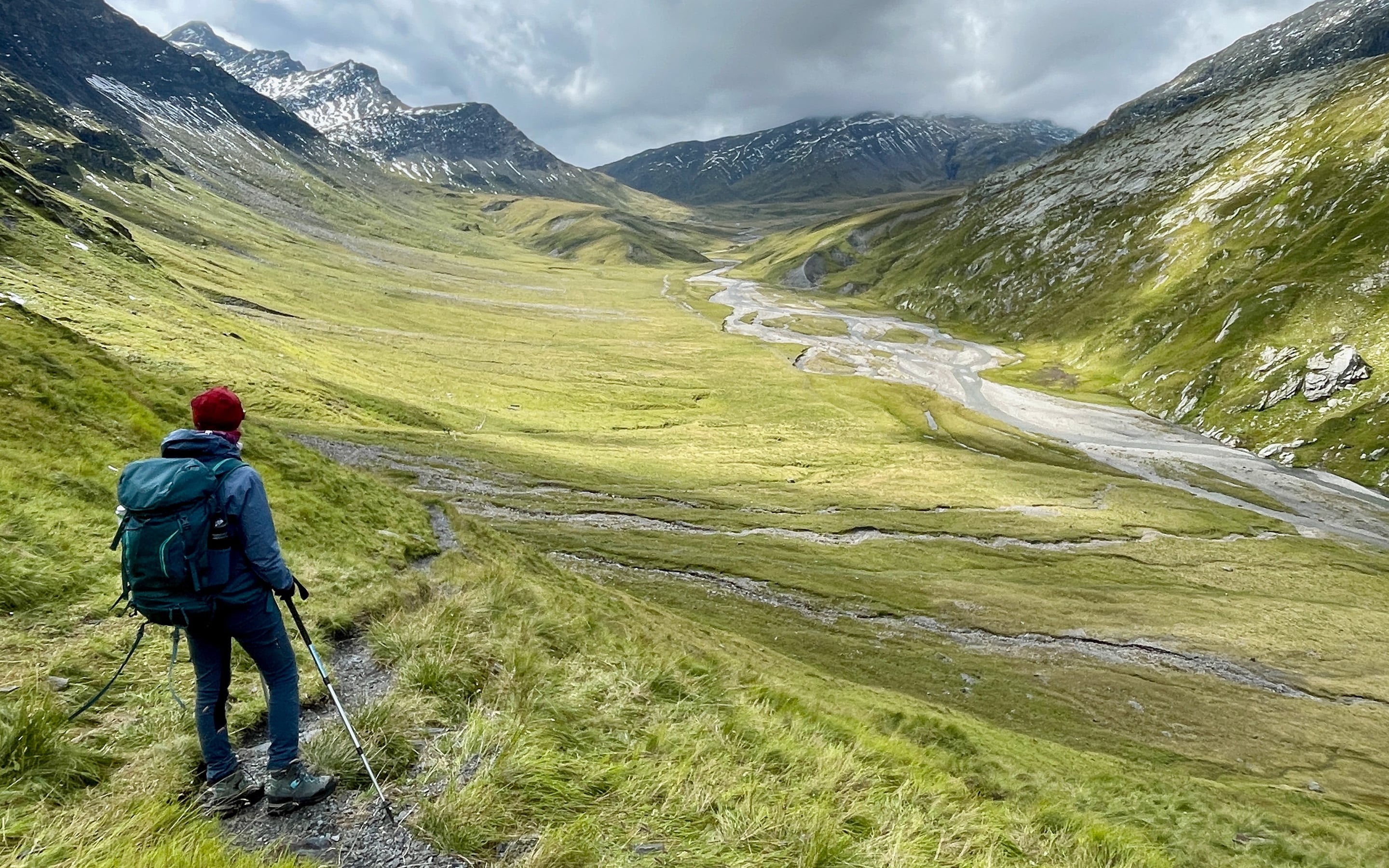 val-blenio-greinaebene-val-lumnezia-wanderferien-schweiz-gruppe-gefuehrt-gross-edit-3-wanderer-in-greina-ebene