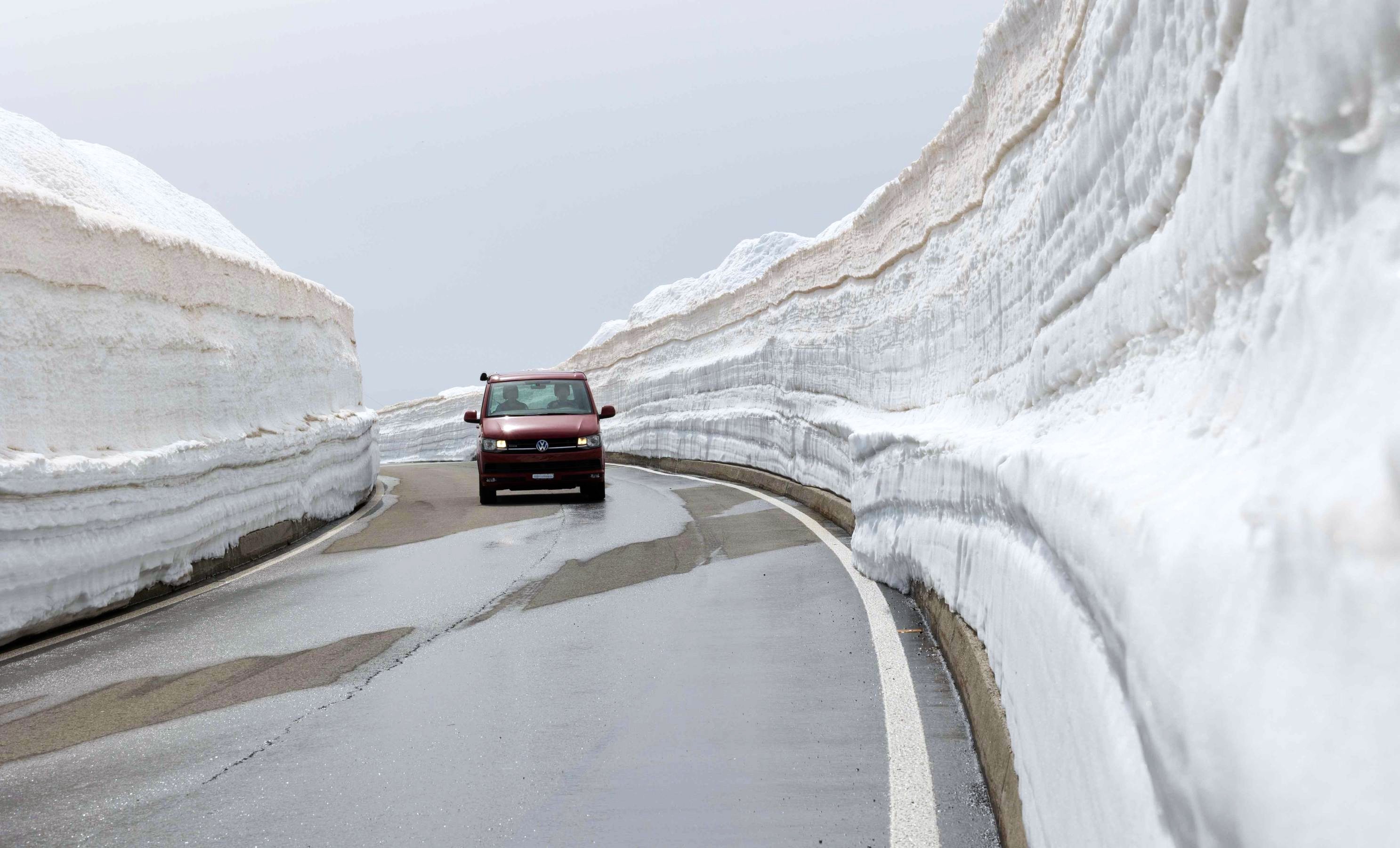 Gotthardpass-shutterstock_2500719643_Web