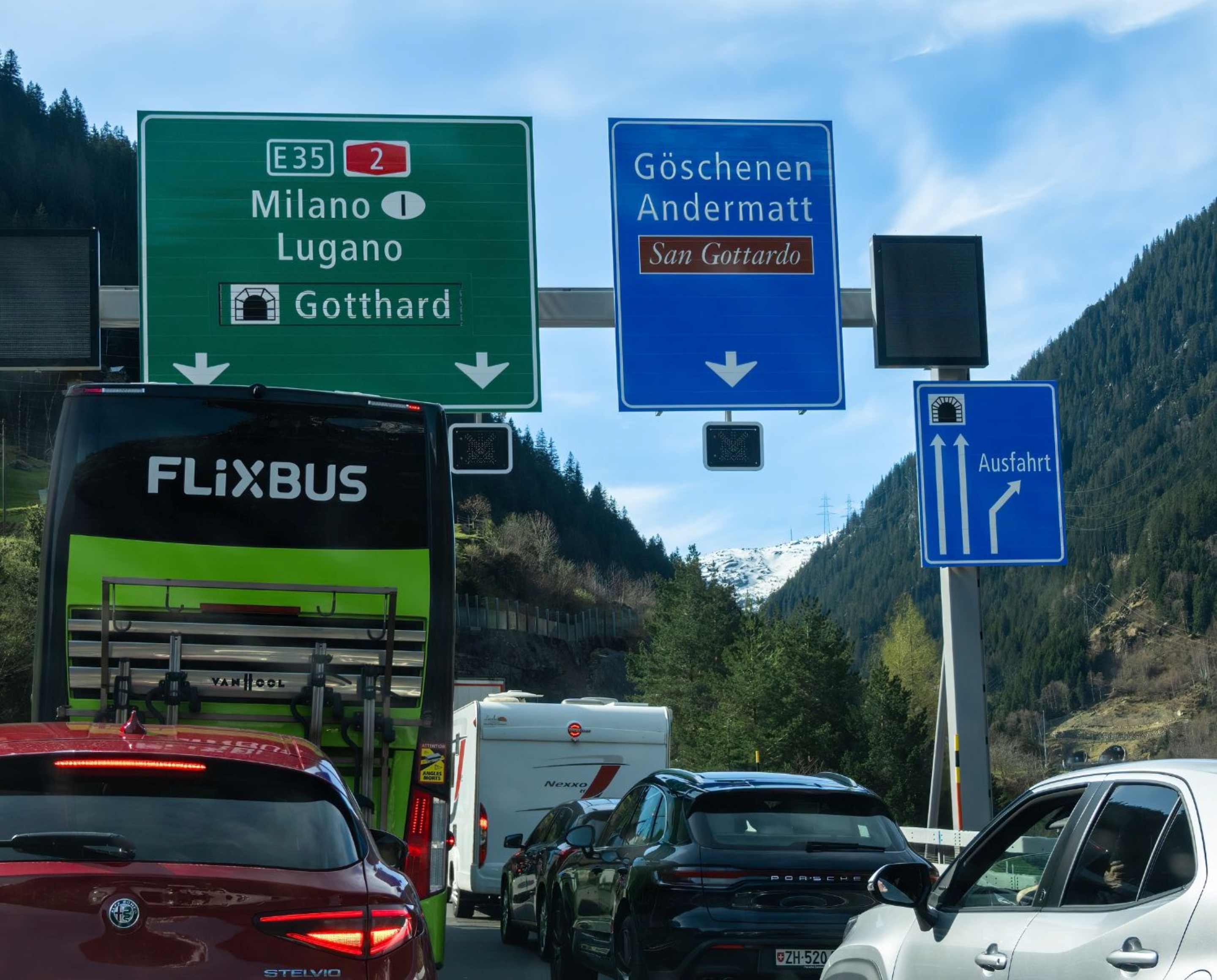 Stau-am-Gotthard-ohne-Zeitung_Web